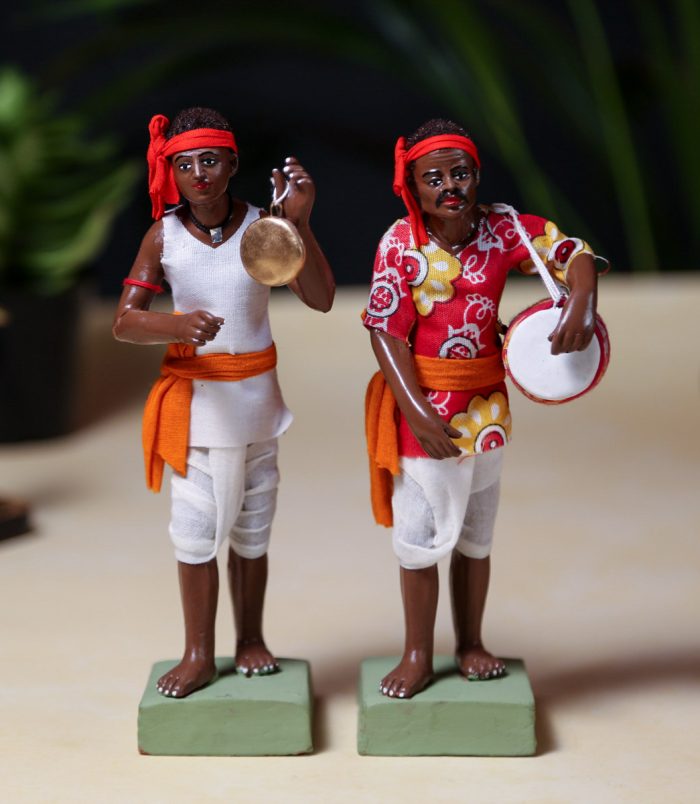 Dholok-aur-Ghanti-Bajanewala-Clay-Decorative-Showpiece-RainbowFeathers.jpg Dholok-aur-Ghanti-Bajanewala-Clay-Decorative-Showpiece-RainbowFeathers.jpg