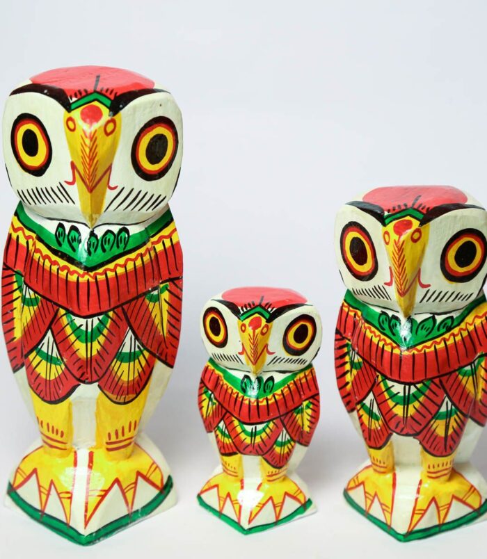 Wooden-Handmade-Wealthy-Owl-Family-Showpieces-Set-of-3-Owls–8-6-4-WhiteBG-TopView-RainbowFeathers.jpg