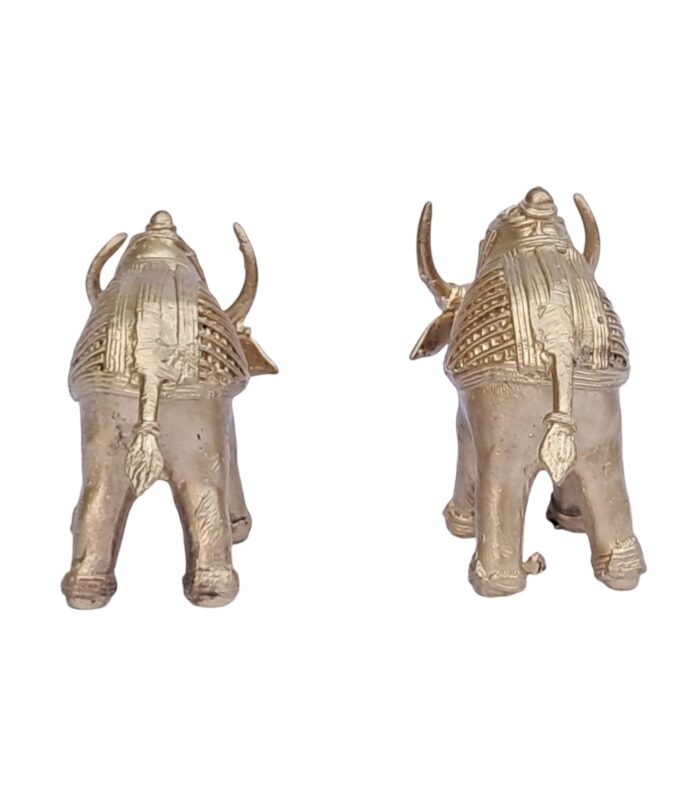 Dhokra-Pair-of-Bull-WhiteBG-BackView-RainbowFeathers
